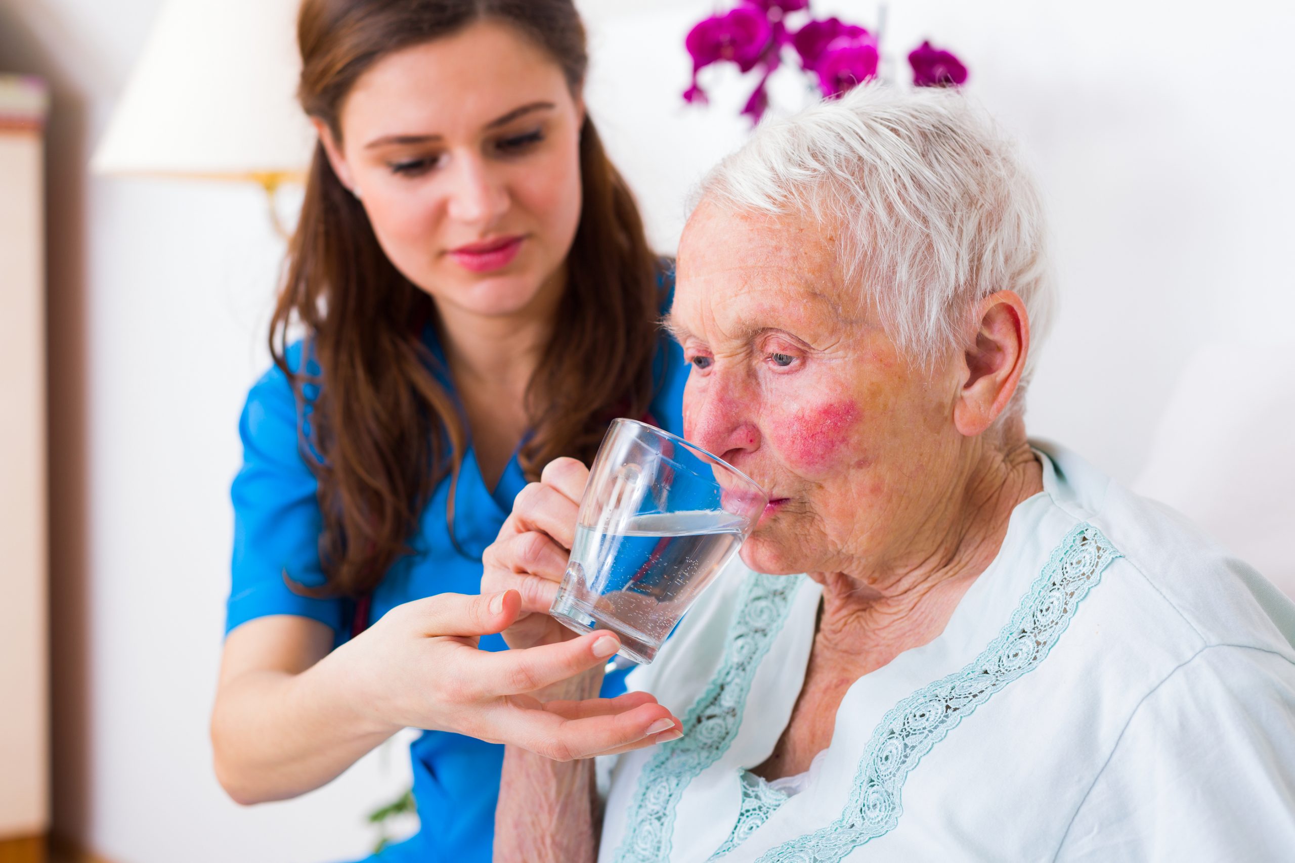 Сохнет рот причины у пожилых людей. Пациент с нарушением глотания. Питье у пожилых. Сиделка для больного с деменцией. Медсестра и пожилой больной деменцией.