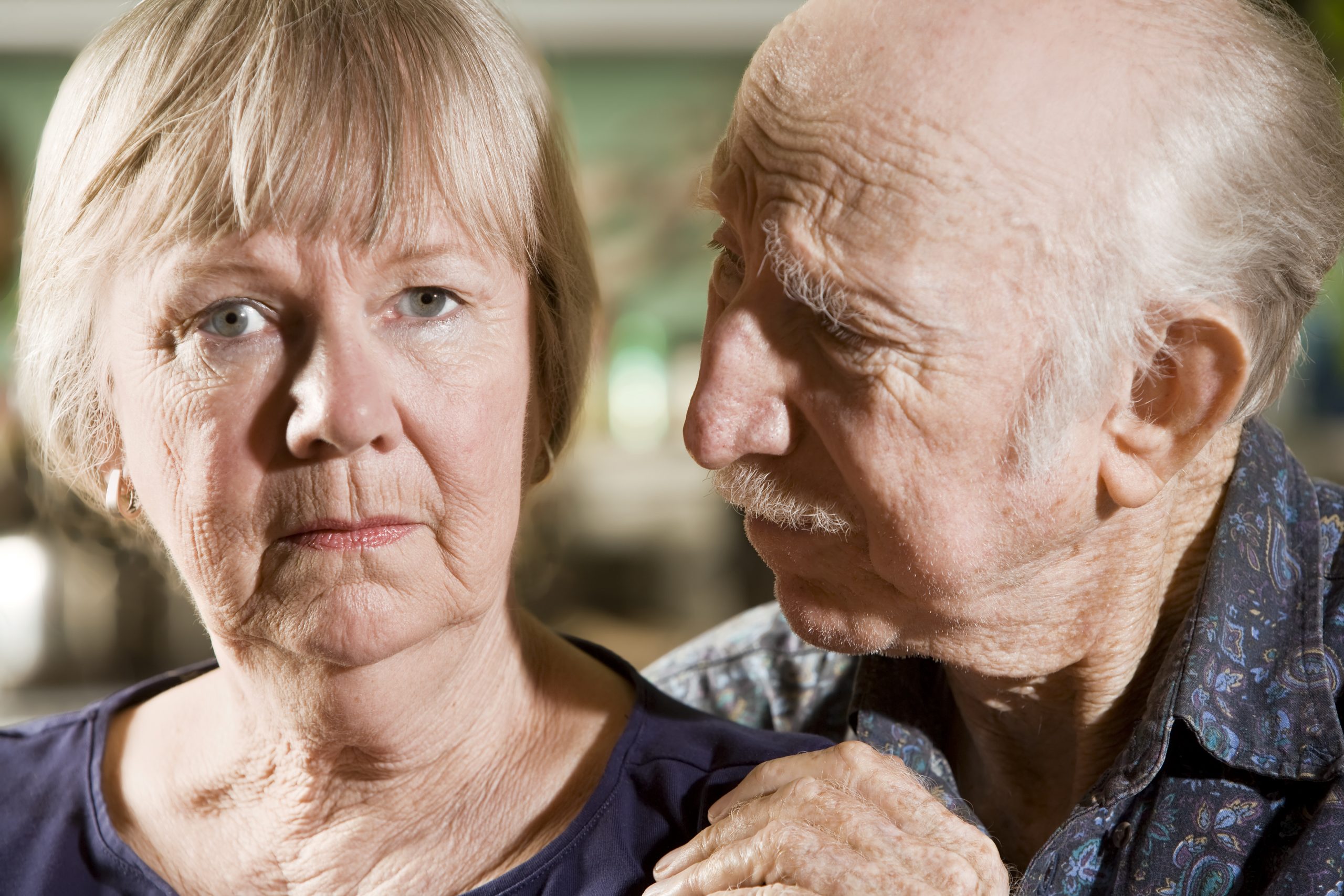 Болезнь памяти у пожилых. Люди с Альцгеймером. Болезнь Альцгеймера фото. Старческая деменция.