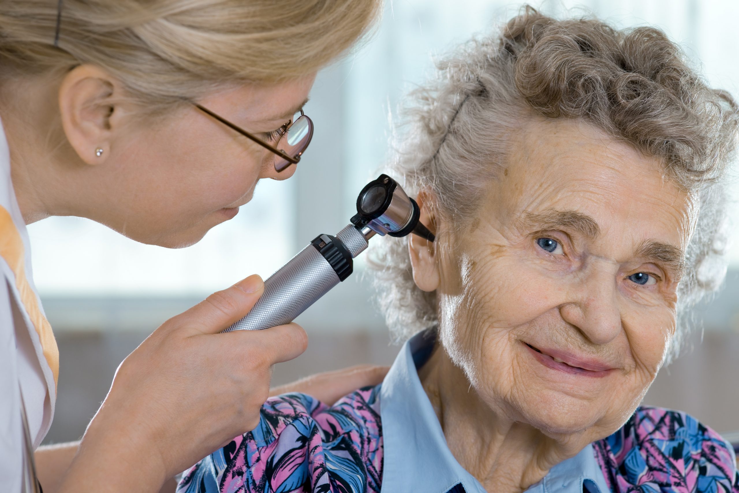У пожилых людей снижается. Тугоухость у пожилых. Глухота у пожилых. Нарушение зрения у пожилых. Нарушение слуха у пожилых.