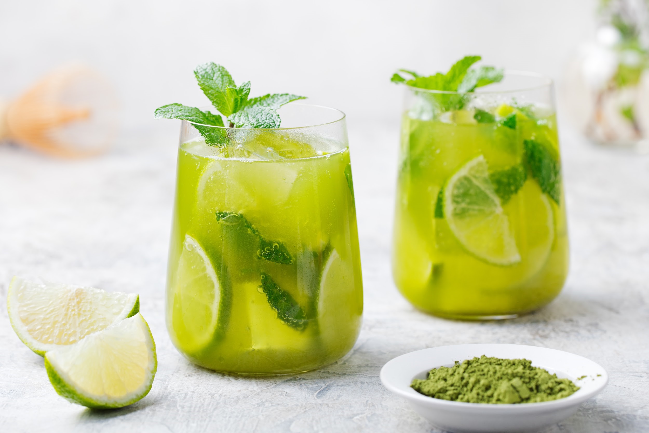 Зеленые холодной водой. Лимонад Грин айс. Мохито и айс Теа. Лимонад Green Tea. Лайм мята чай зеленый.