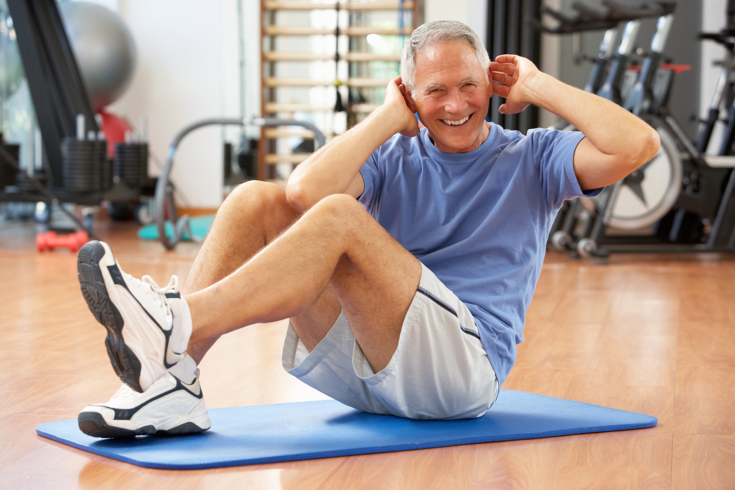 Сохранение здоровья пожилой. Заниматься спортом. Физические упражнения. Физические нагрузки. Мужчина занимается спортом.