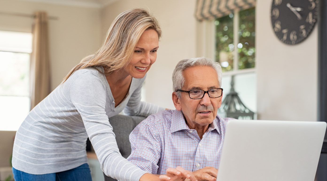 Старше делают. Online dating Tips for Senior Citizens. Old man online Learning. Father with Computer. Teaching grandpa Computer.