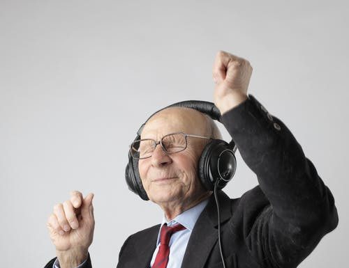 What are the Benefits of Music for Seniors During Lockdown 1